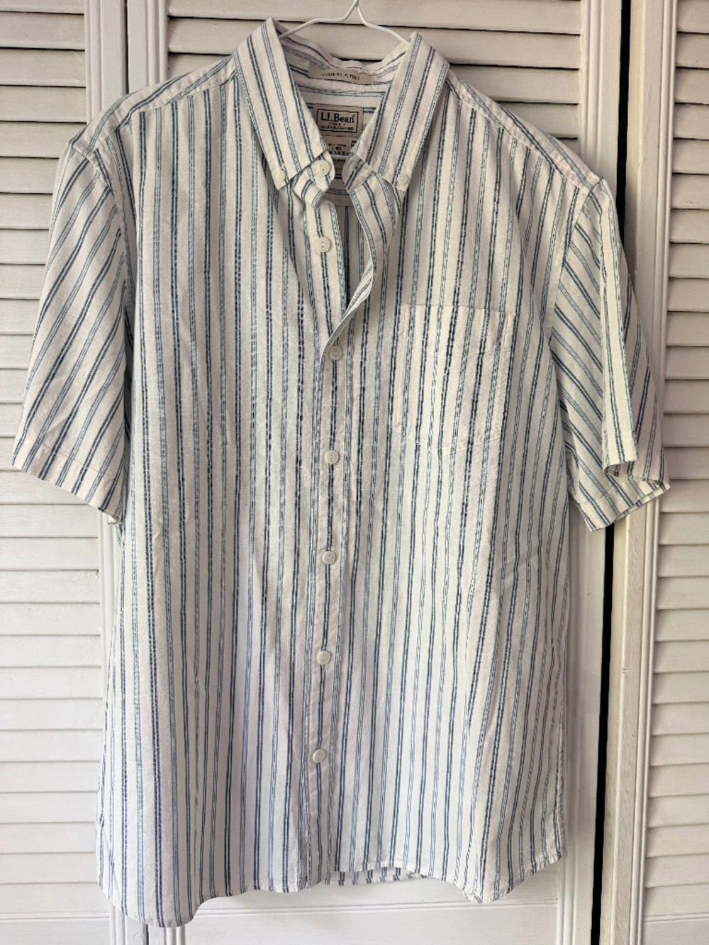 L.L.Bean Mens Blue White Striped Short Sleeve Button Down Shirt Slightly Fitted